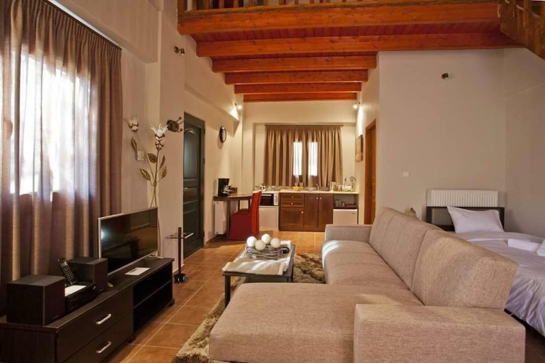 All Seasons Πέτρινες Παραδοσιακές Κατοικίες كالافريتا المظهر الخارجي الصورة